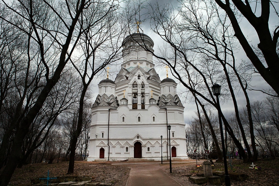 Храм в коломенском парке. Предтеченская Церковь Коломенское. Церковь в парке Коломенское. Дьяковский храм в Коломенском.